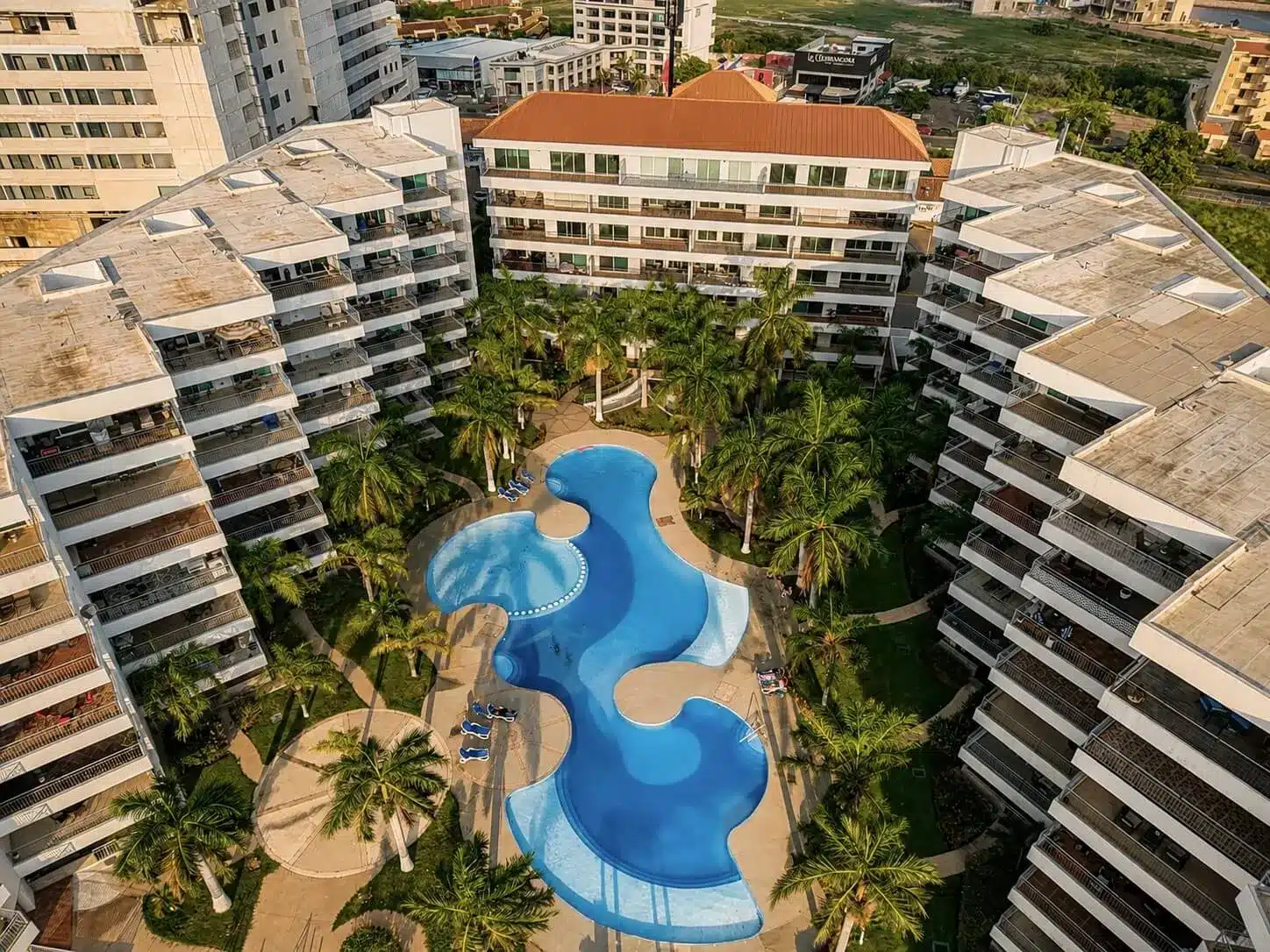 Vista aérea condominio Costa Veleros Marina Mazatlán alberca