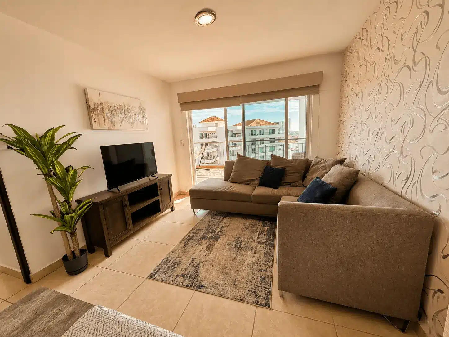 Sala departamento en venta Marina Mazatlán con TV y sofá