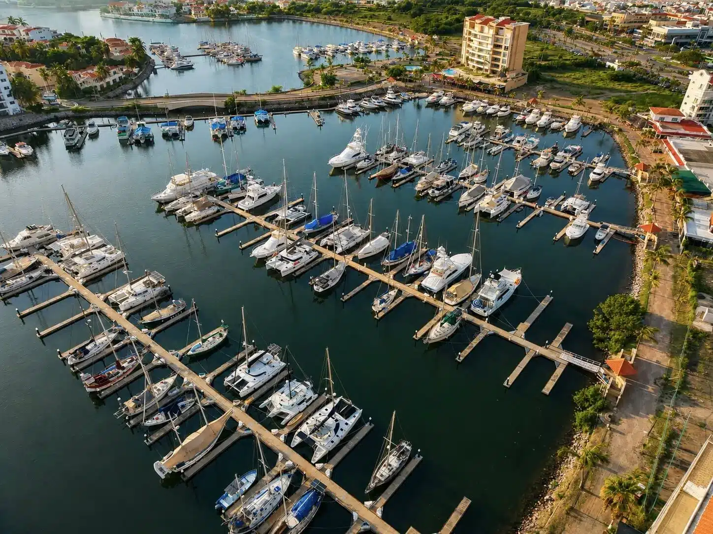 Vista aérea Marina Mazatlán con veleros y muelles