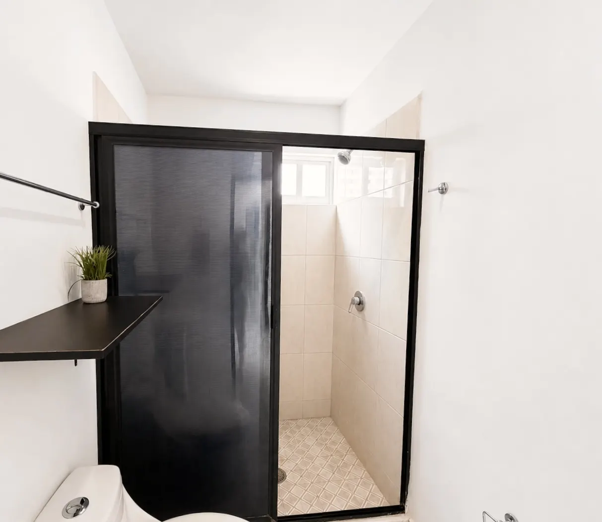 Alejandria-departamento-venta-Fabian-Mazatlan1 Baño con regadera y acabados en tonos oscuros, Mazatlán