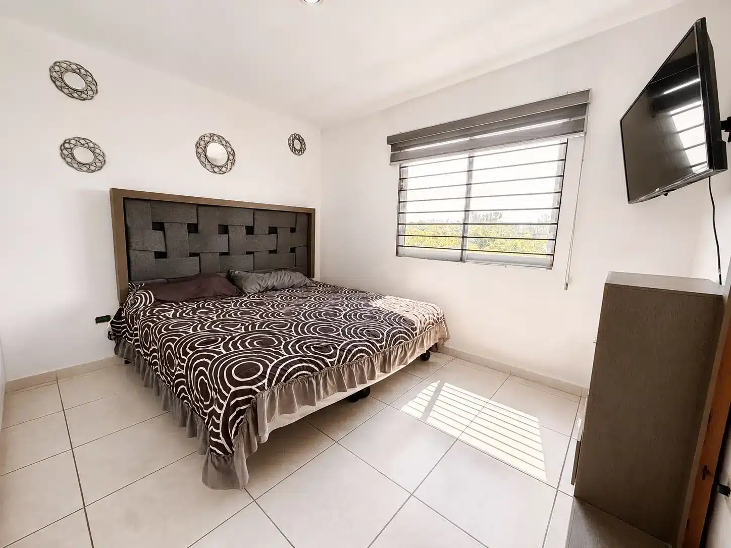 Alejandria-departamento-venta-Fabian-Mazatlan11 Recámara principal con TV y cabecera departamento Mazatlán