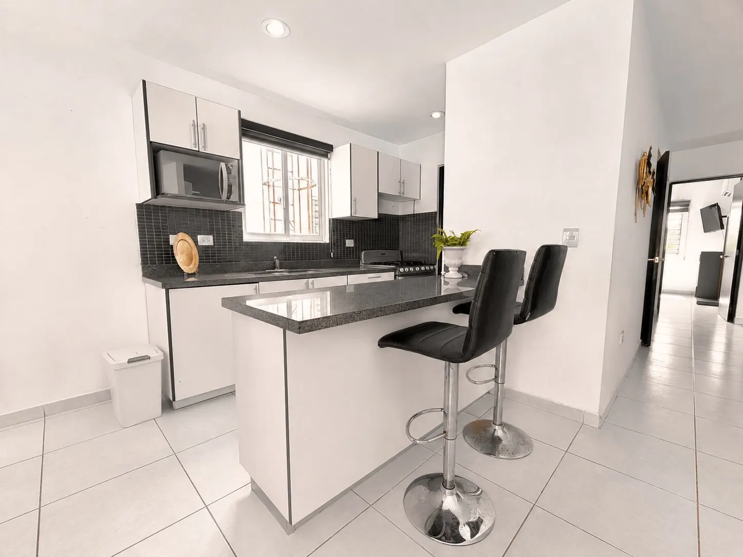 Alejandria-departamento-venta-Fabian-Mazatlan6 Cocina con barra desayunadora condominio Alejandría Mazatlán