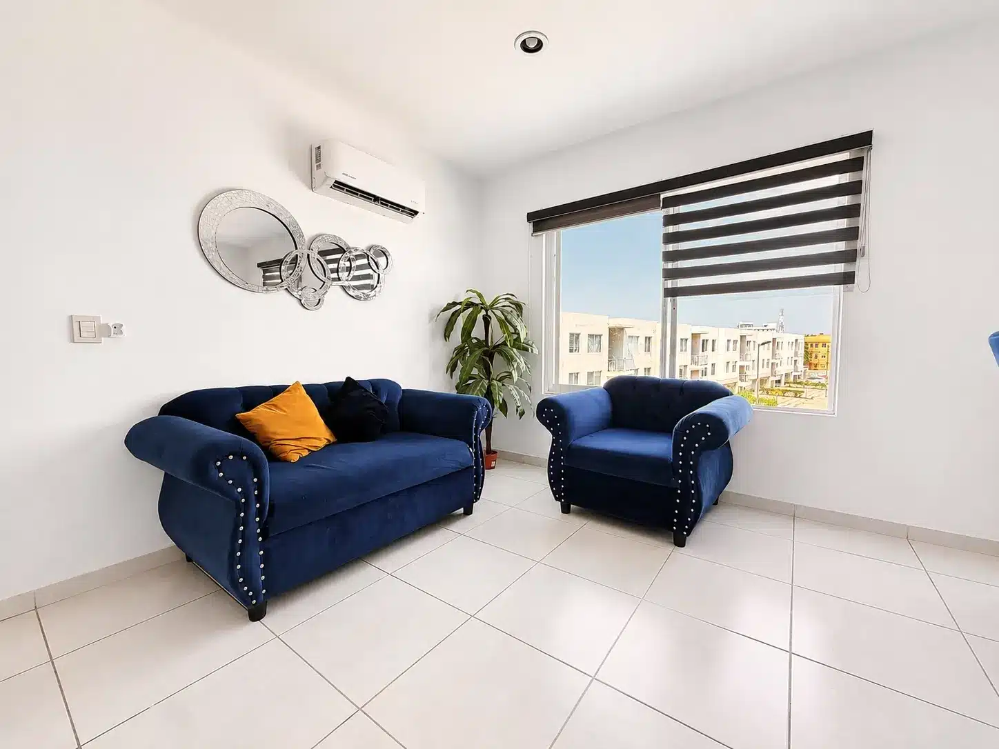 Alejandria-departamento-venta-Fabian-Mazatlan7 Sala con sofá azul departamento en venta Mazatlán