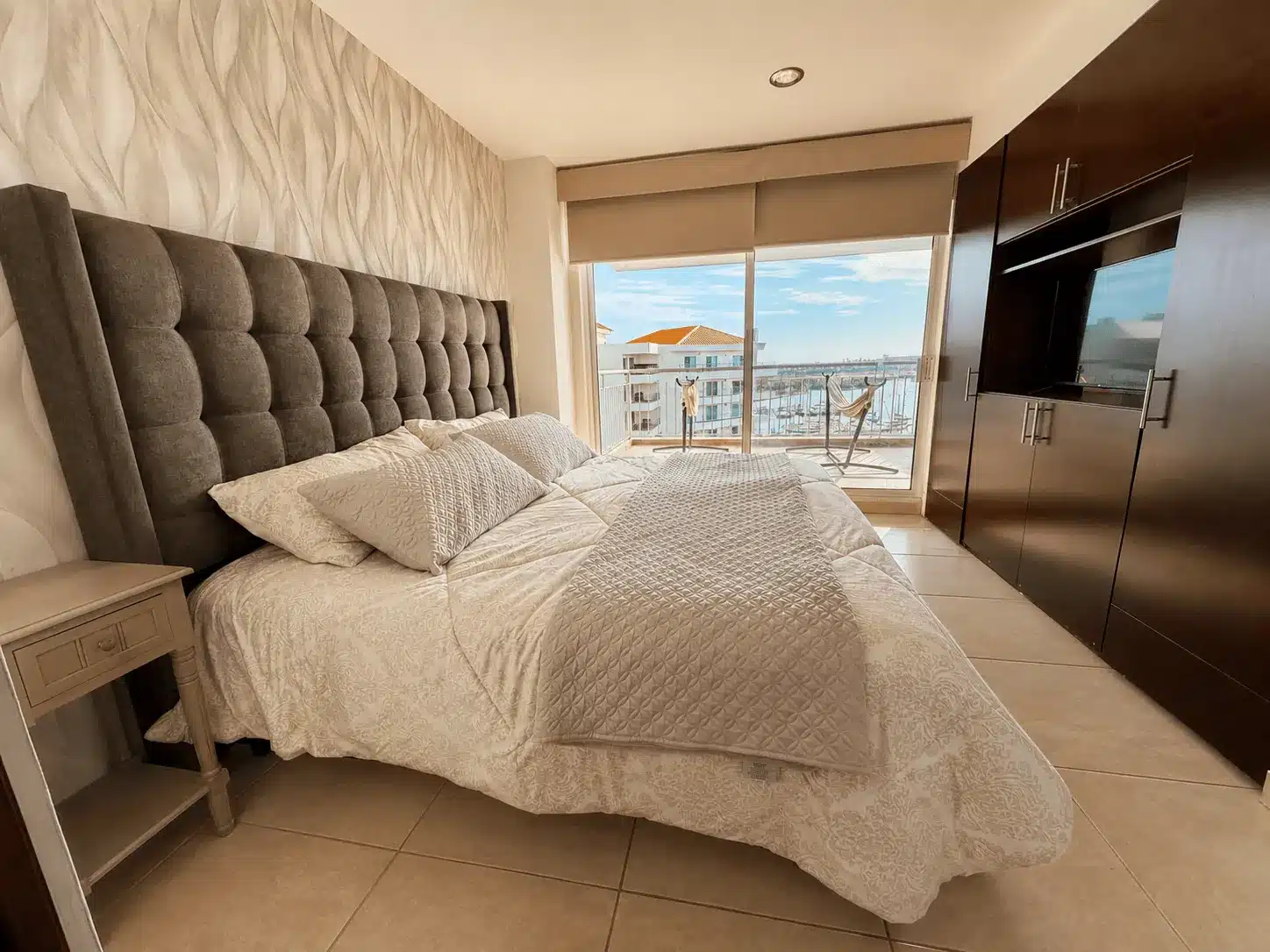 Recámara con balcón y vista a la marina Mazatlán