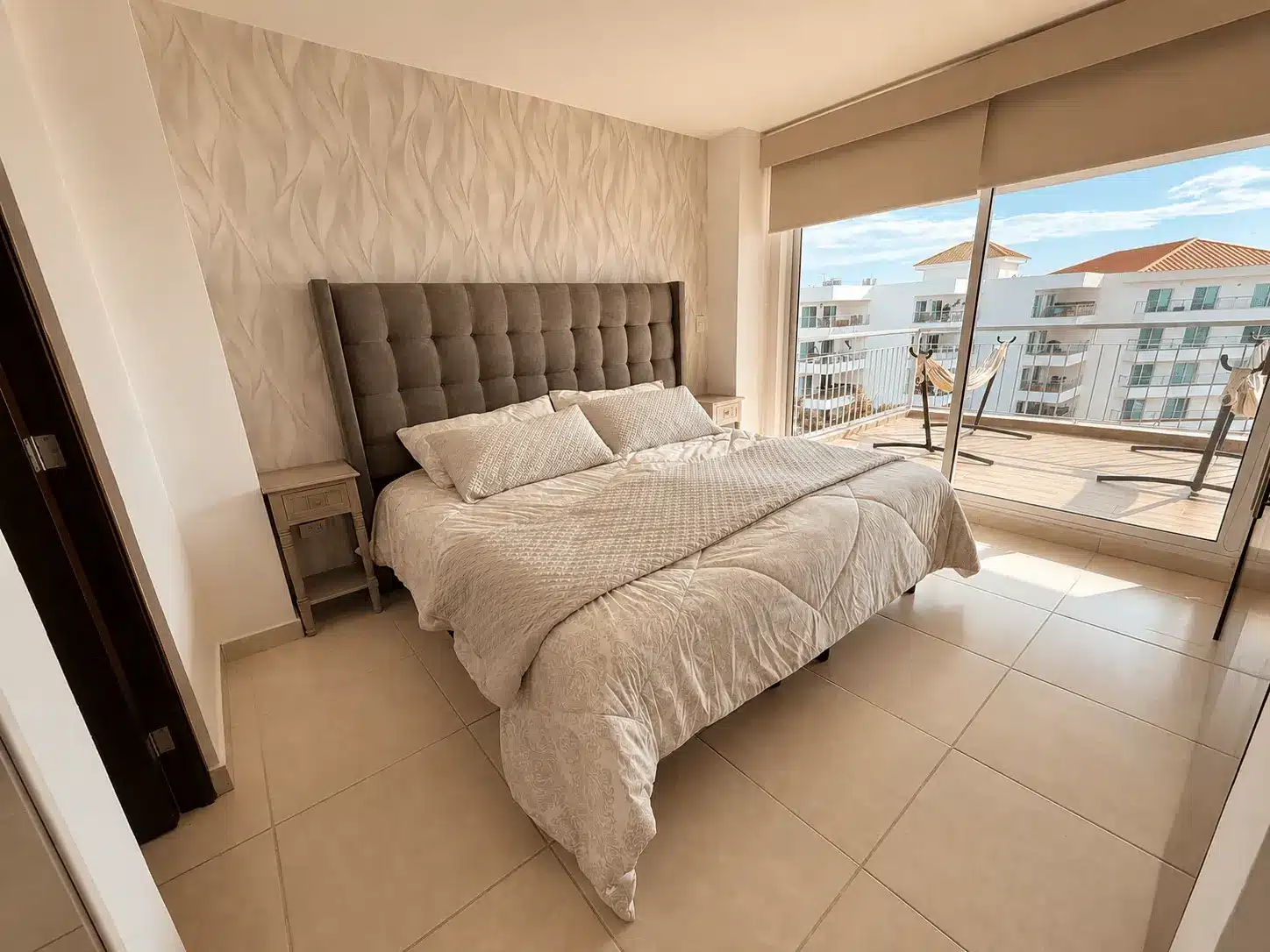 Recámara principal departamento Marina Mazatlán con vista
