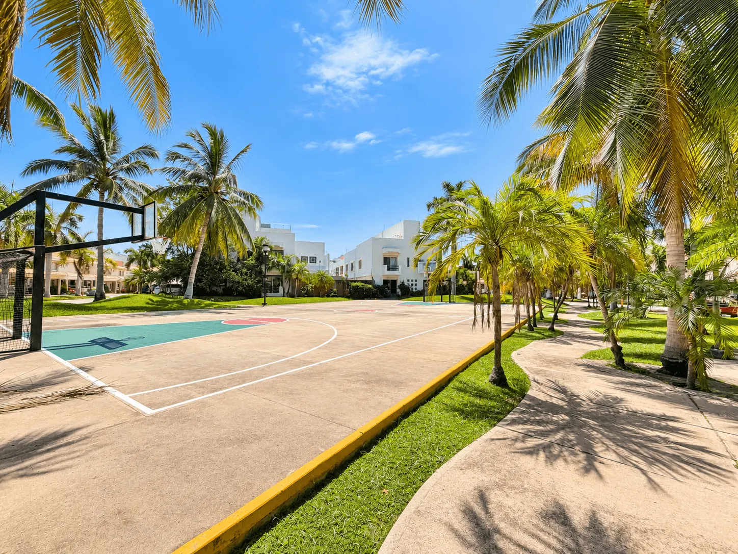 casa-renta-el-secreto-sabalo-country-mazatlan-moises-ocean-capital-group13 Cancha de basquetbol dentro del fraccionamiento El Secreto