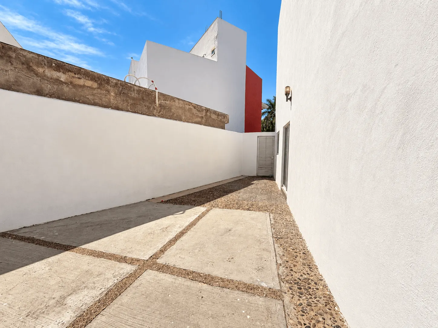 casa-renta-el-secreto-sabalo-country-mazatlan-moises-ocean-capital-group14 Pasillo lateral exterior de la casa con piso adoquin