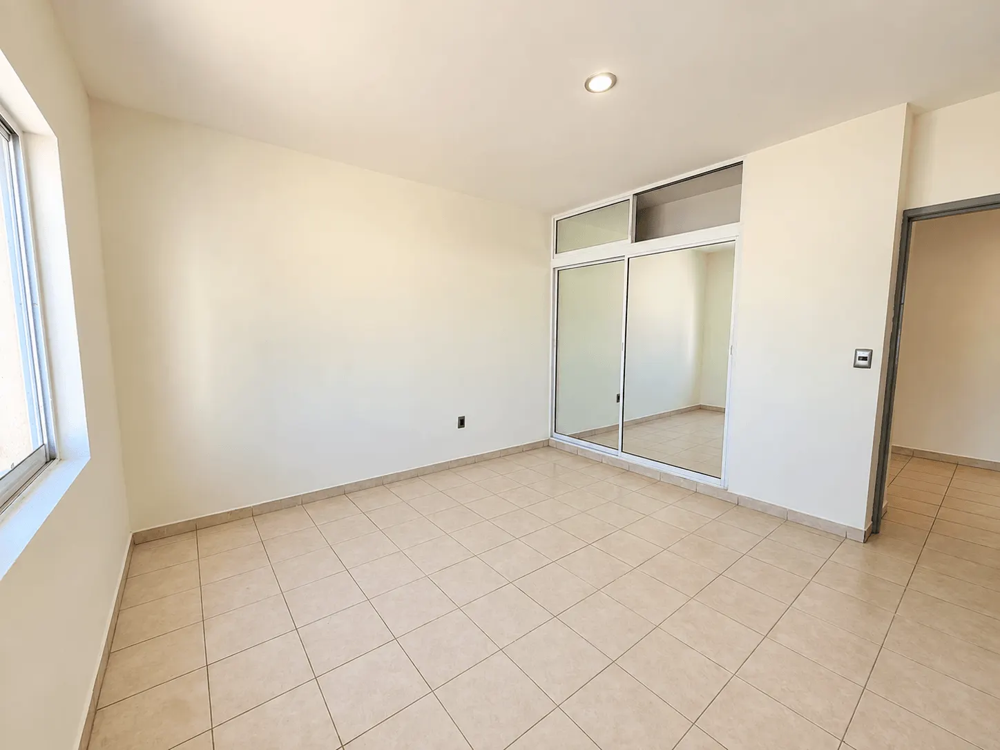 casa-renta-el-secreto-sabalo-country-mazatlan-moises-ocean-capital-group16 Recamara con closet espejado en planta alta
