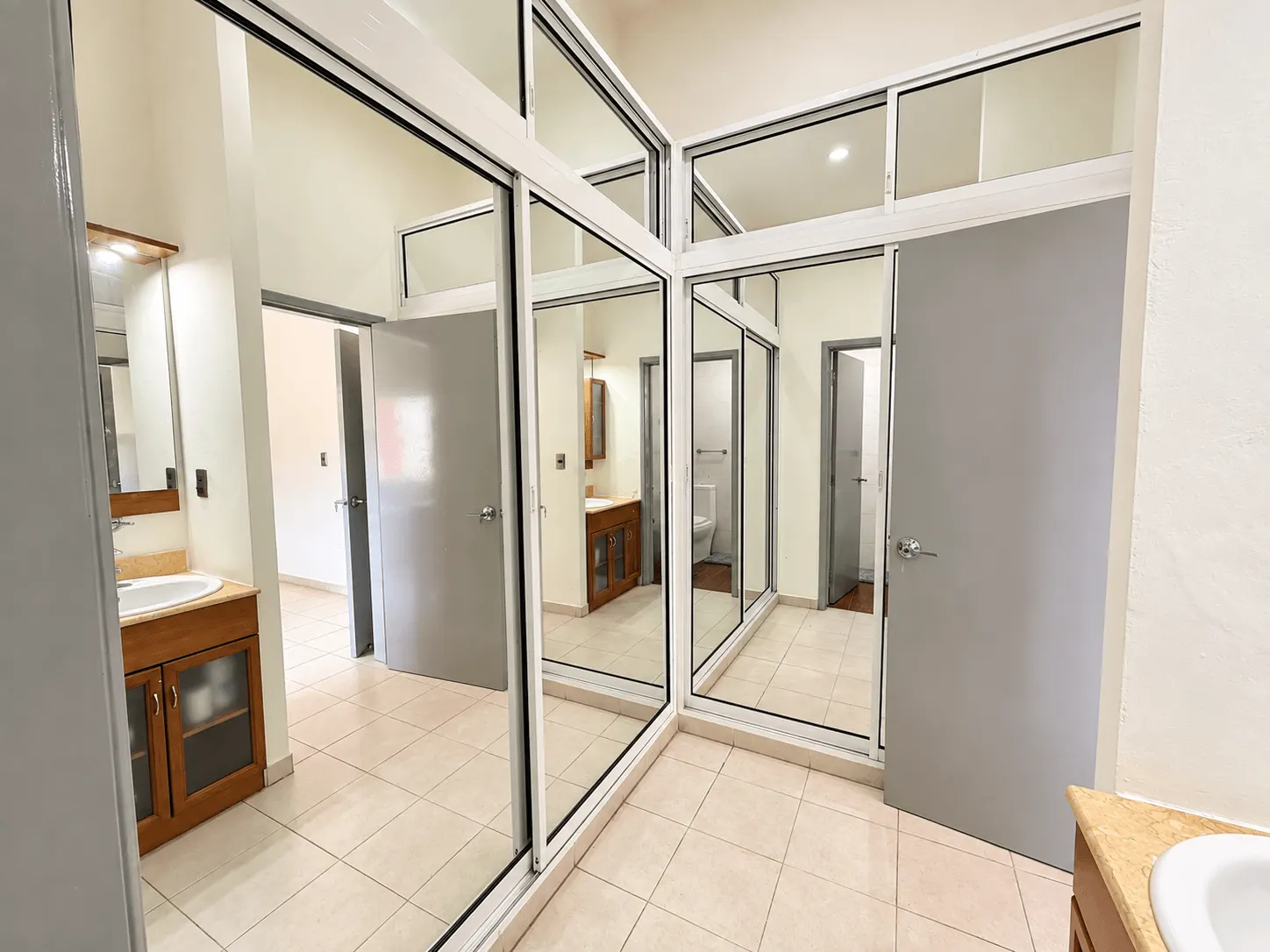 casa-renta-el-secreto-sabalo-country-mazatlan-moises-ocean-capital-group18 Vestidor con closet espejado en recamara principal