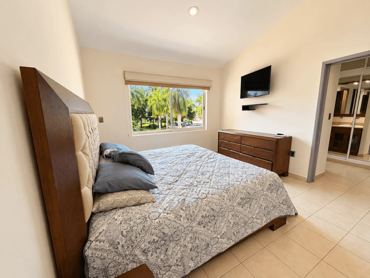 casa-renta-el-secreto-sabalo-country-mazatlan-moises-ocean-capital-group19 Recamara secundaria con cama y closet