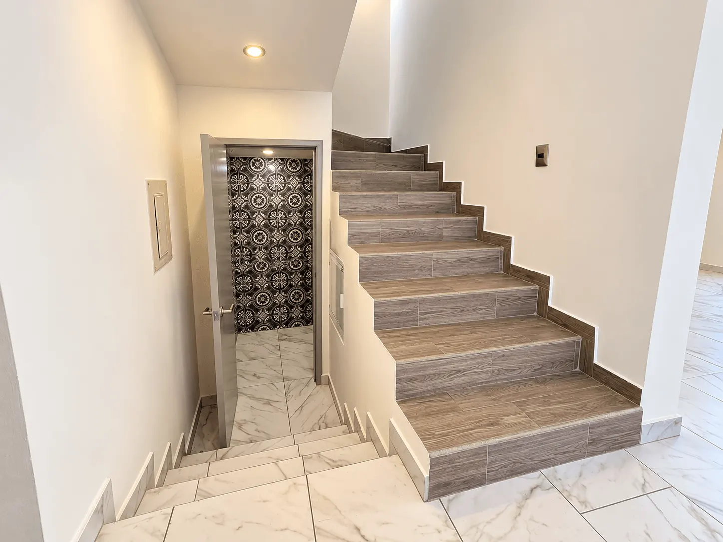 casa-renta-el-secreto-sabalo-country-mazatlan-moises-ocean-capital-group25 Escalera interior con acabados de mosaico decorativo