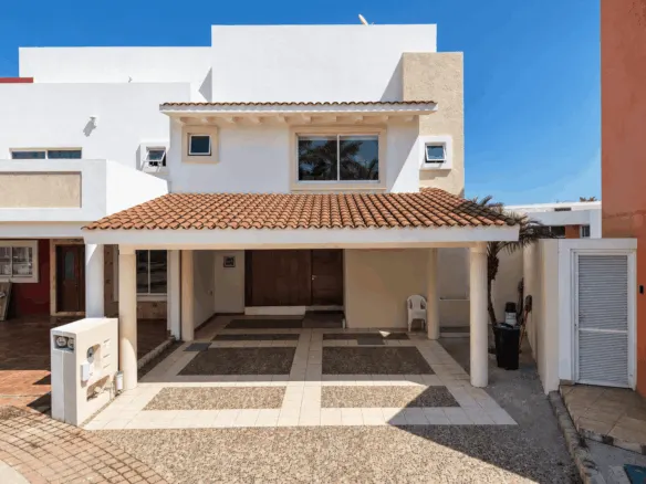 Fachada de casa en renta en El Secreto, Sábalo Country, con cochera techada