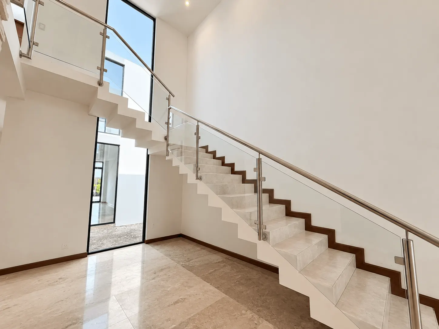 casa-venta-el-cid-mazatlan-vista-marina13 Escalera con barandal de cristal y entrada de luz natural