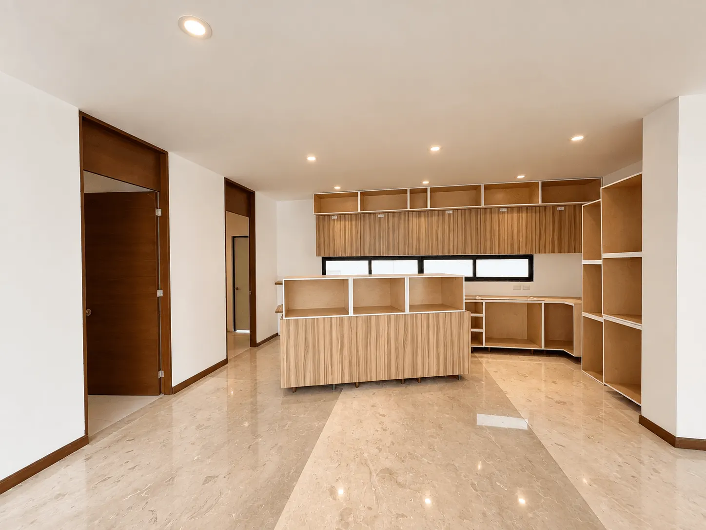casa-venta-el-cid-mazatlan-vista-marina17 Cocina con barra y muebles integrales de madera
