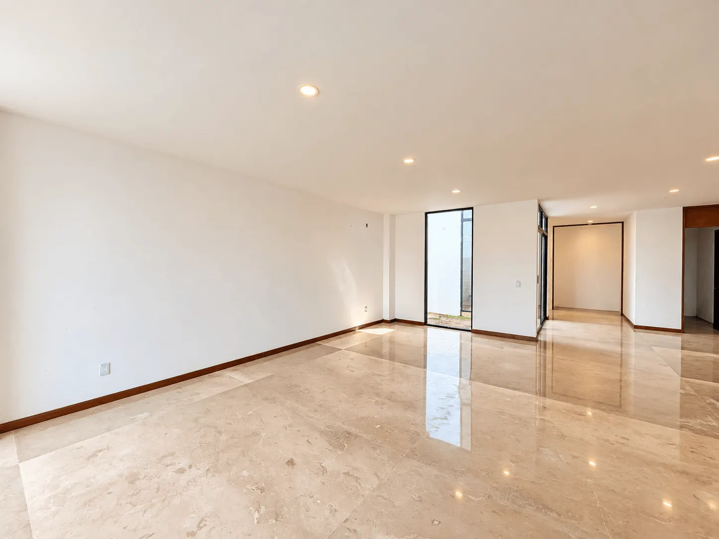 casa-venta-el-cid-mazatlan-vista-marina24 Habitación con ventana y piso de mármol