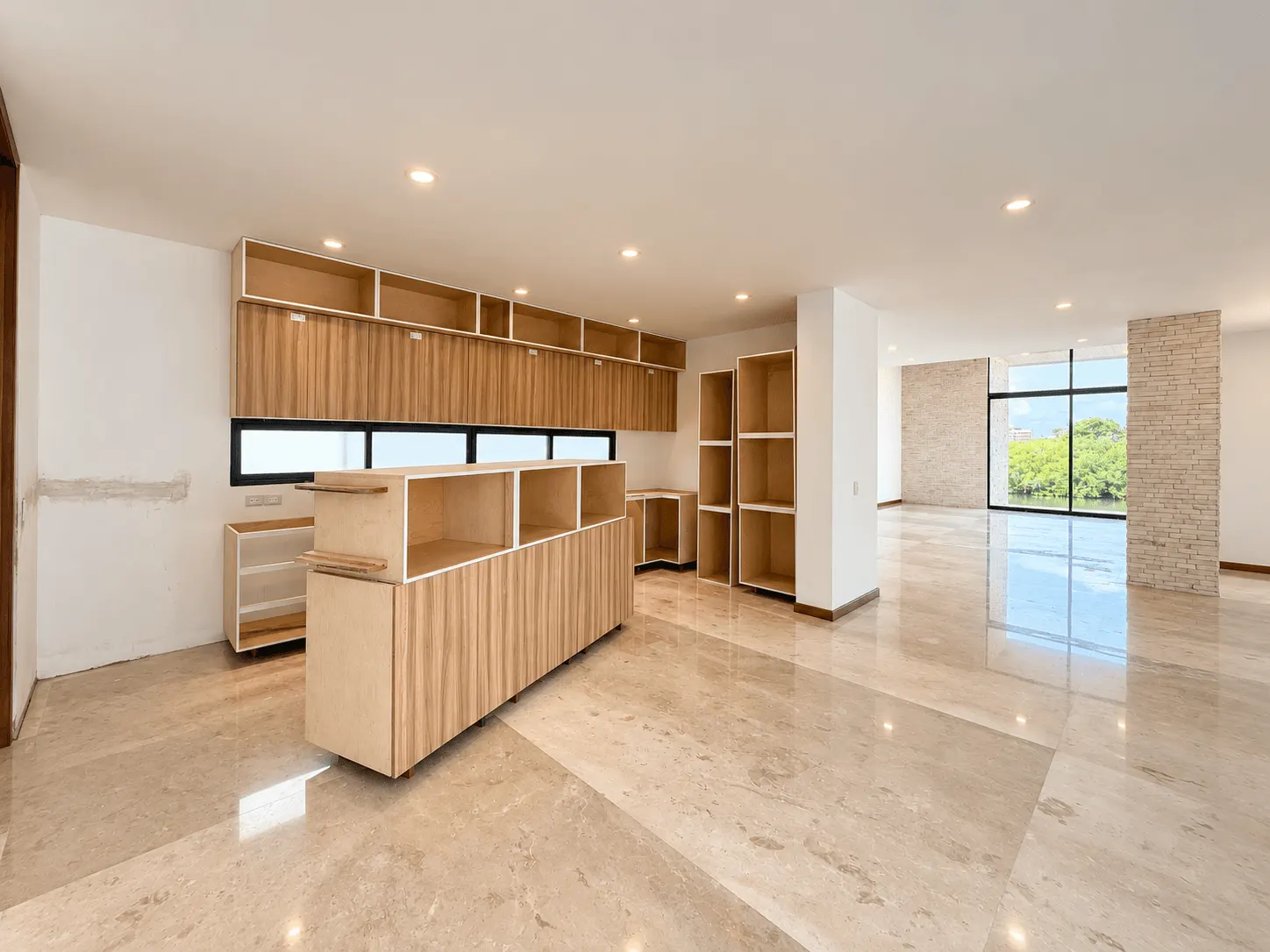 casa-venta-el-cid-mazatlan-vista-marina26 Cocina con isla central y muebles de madera