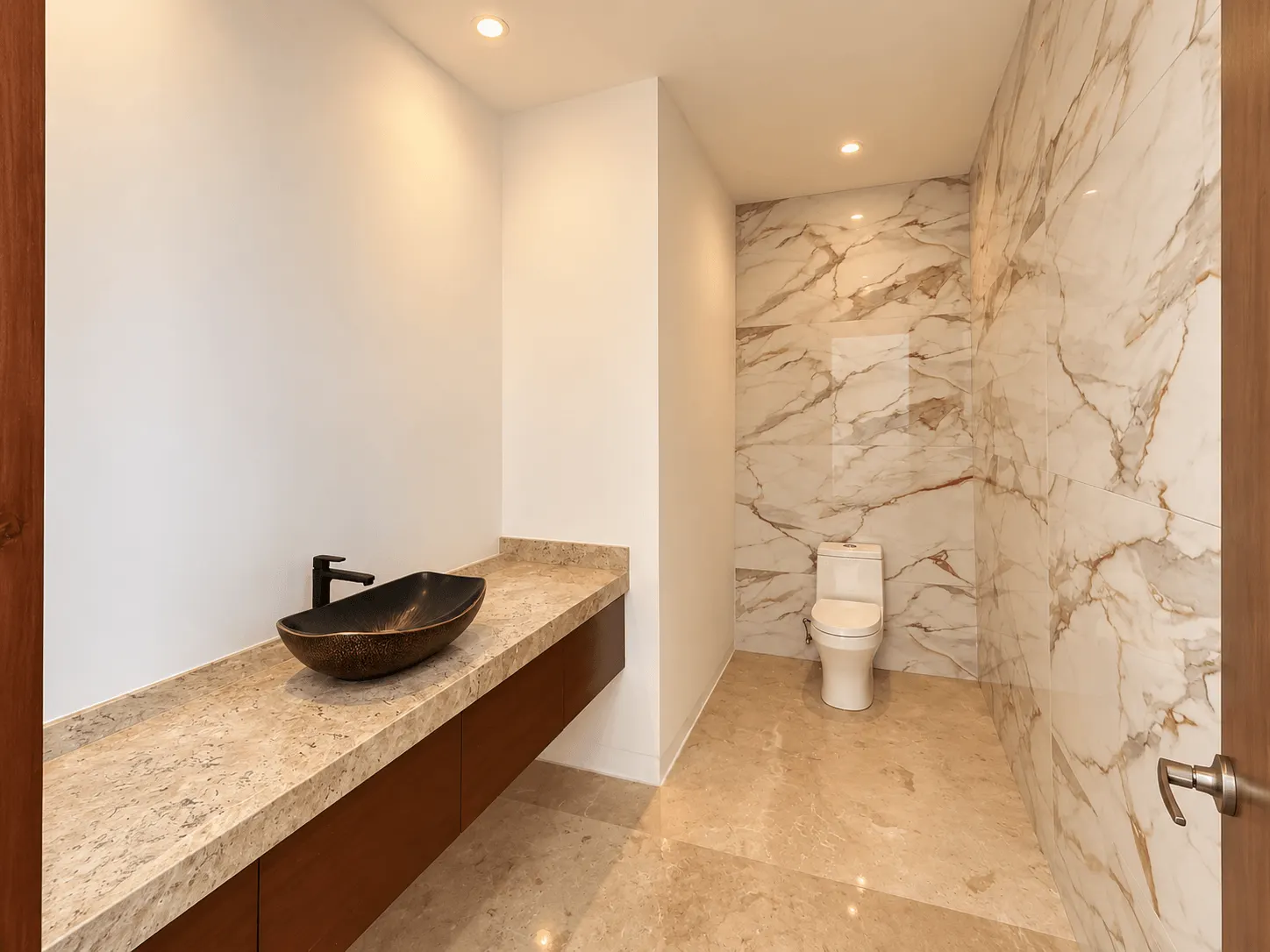 casa-venta-el-cid-mazatlan-vista-marina5 Baño con acabados en mármol y lavabo tipo ovalín