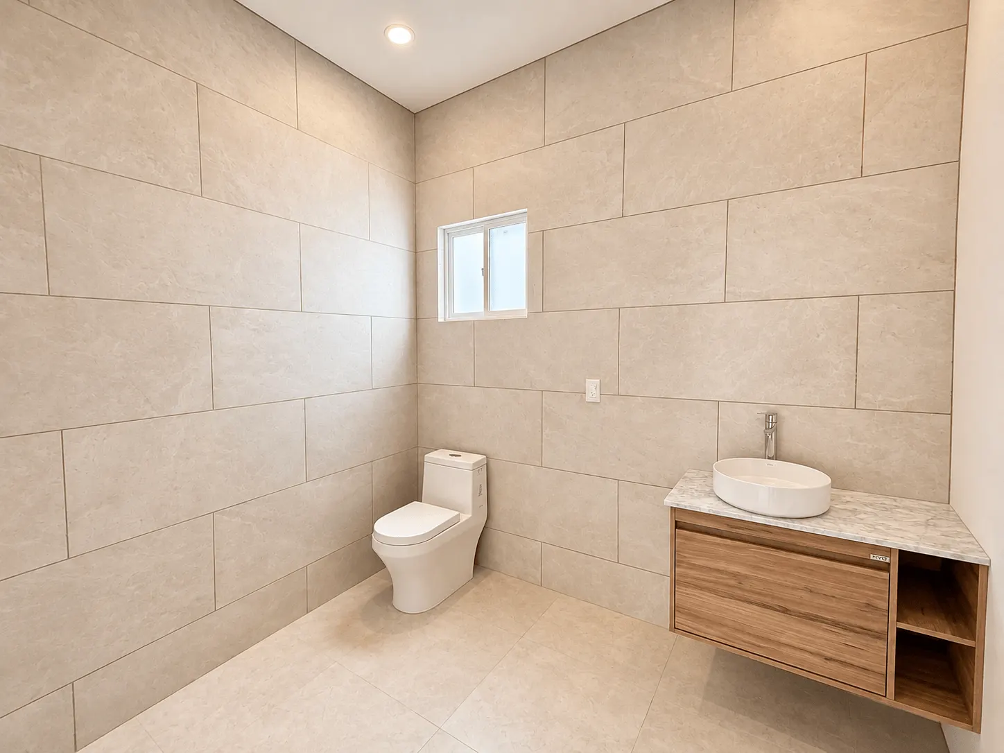 casa-venta-el-cid-mazatlan-vista-marina9 Baño con lavabo tipo ovalín sobre mueble de madera