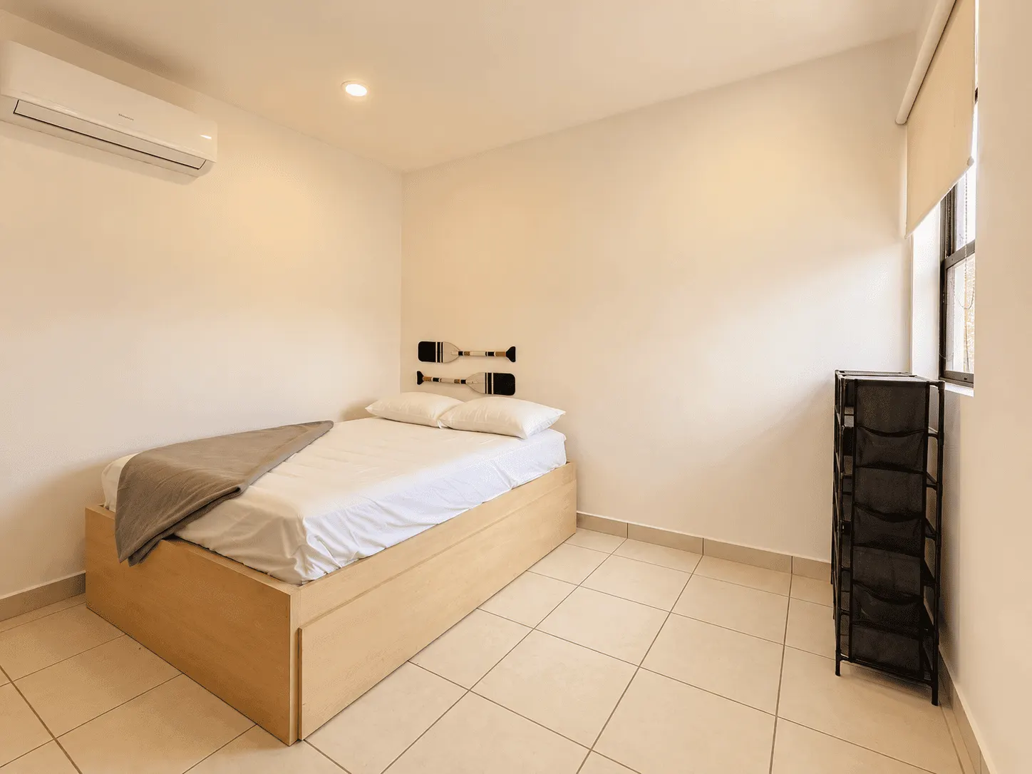 departamento-venta-azul-marino-mazatlan-cerritos-olaya-yoli10 Recámara secundaria con cama, aire acondicionado y organizador en departamento de 2 recámaras en Mazatlán