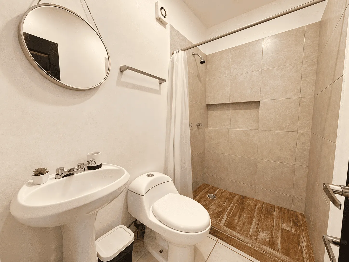 departamento-venta-azul-marino-mazatlan-cerritos-olaya-yoli11 Baño con lavabo de pedestal, WC y regadera con cortina en departamento de 2 baños en venta en Azul Marino