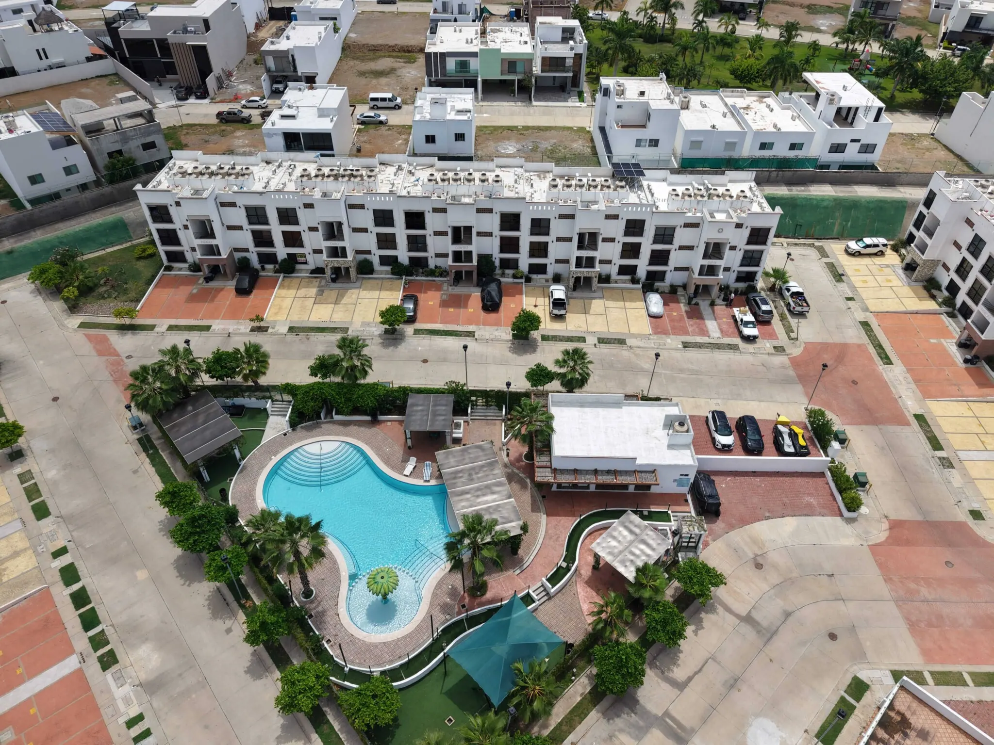 departamento-venta-azul-marino-mazatlan-cerritos-olaya-yoli12 Vista aérea del Fraccionamiento Azul Marino en Cerritos, Mazatlán, con alberca, áreas verdes y torres de departamentos