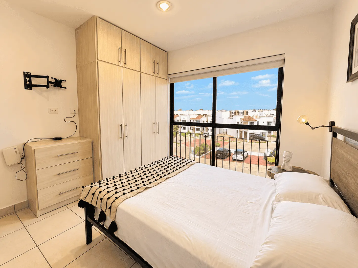 departamento-venta-azul-marino-mazatlan-cerritos-olaya-yoli2 Recámara principal con clóset y cómoda en departamento amueblado en venta en Azul Marino, Cerritos
