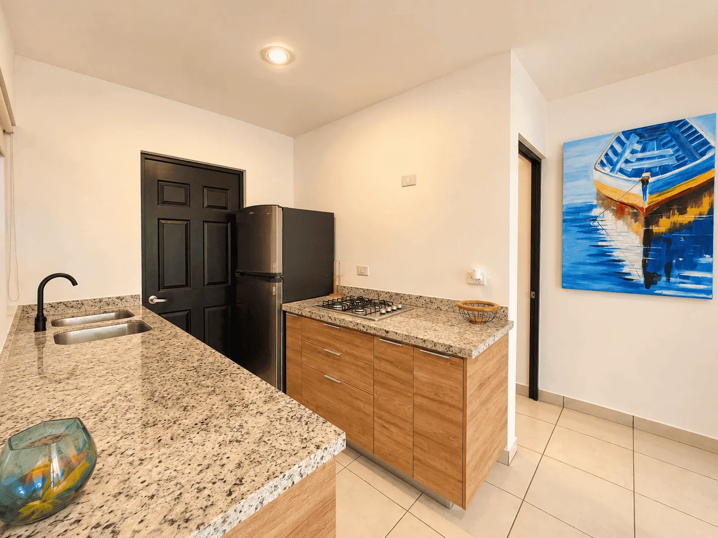 departamento-venta-azul-marino-mazatlan-cerritos-olaya-yoli4 Cocina con fregadero, barra de granito y refrigerador en departamento amueblado en venta en Azul Marino