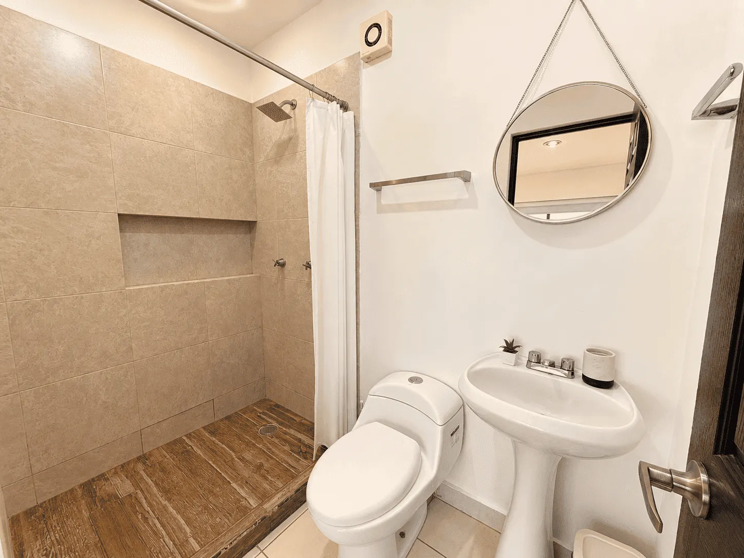 departamento-venta-azul-marino-mazatlan-cerritos-olaya-yoli5 Baño completo con regadera, lavabo de pedestal y espejo redondo en departamento en venta en Cerritos, Mazatlán