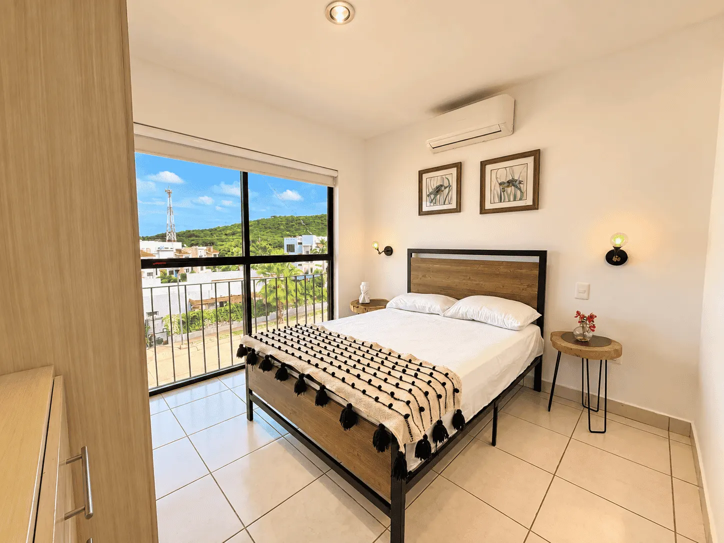 departamento-venta-azul-marino-mazatlan-cerritos-olaya-yoli7 Recámara principal con aire acondicionado y ventana con vista al fraccionamiento en Azul Marino, Cerritos