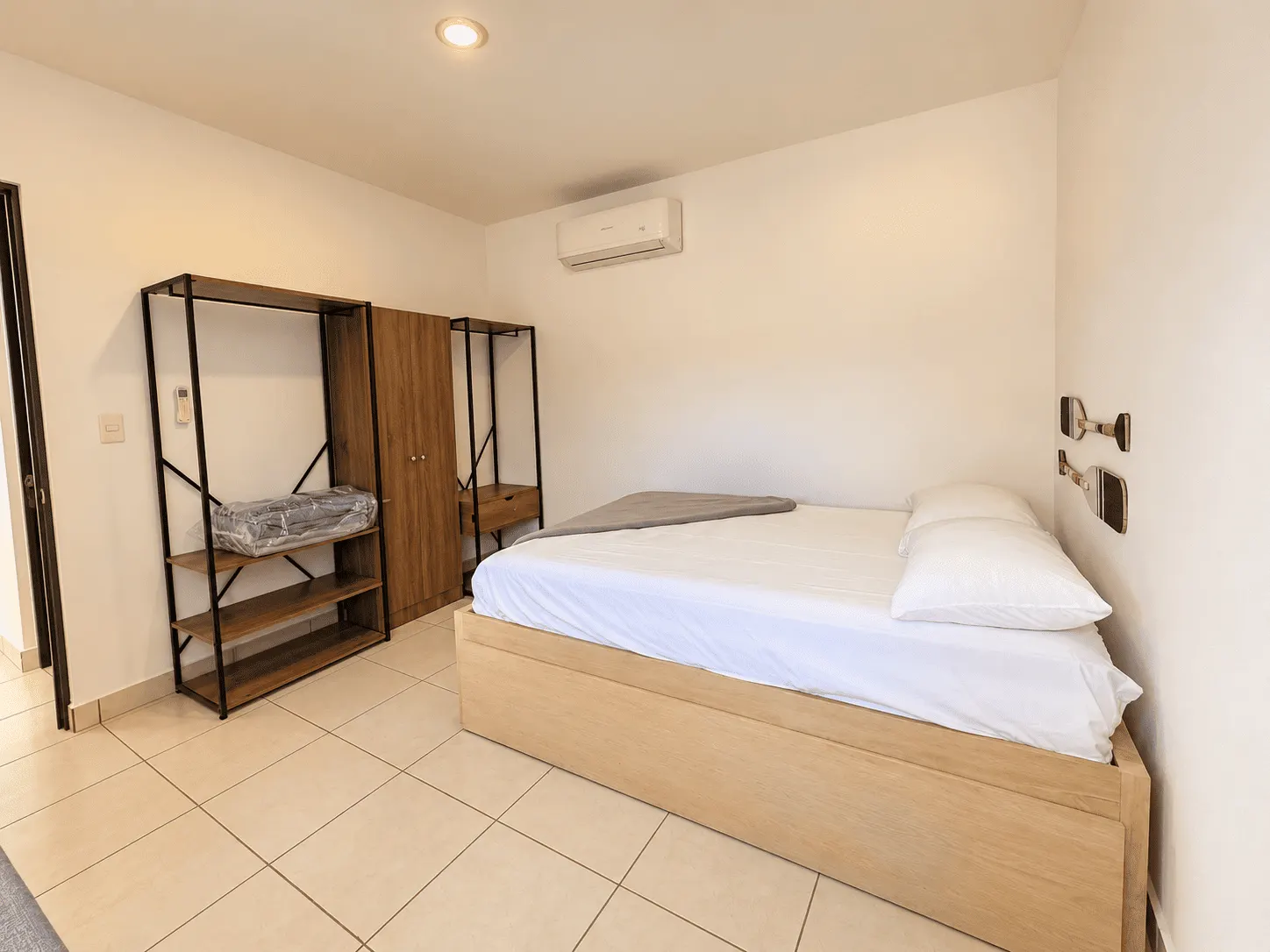 departamento-venta-azul-marino-mazatlan-cerritos-olaya-yoli8 Recámara secundaria con rack abierto para ropa y zapatos y aire acondicionado en Azul Marino