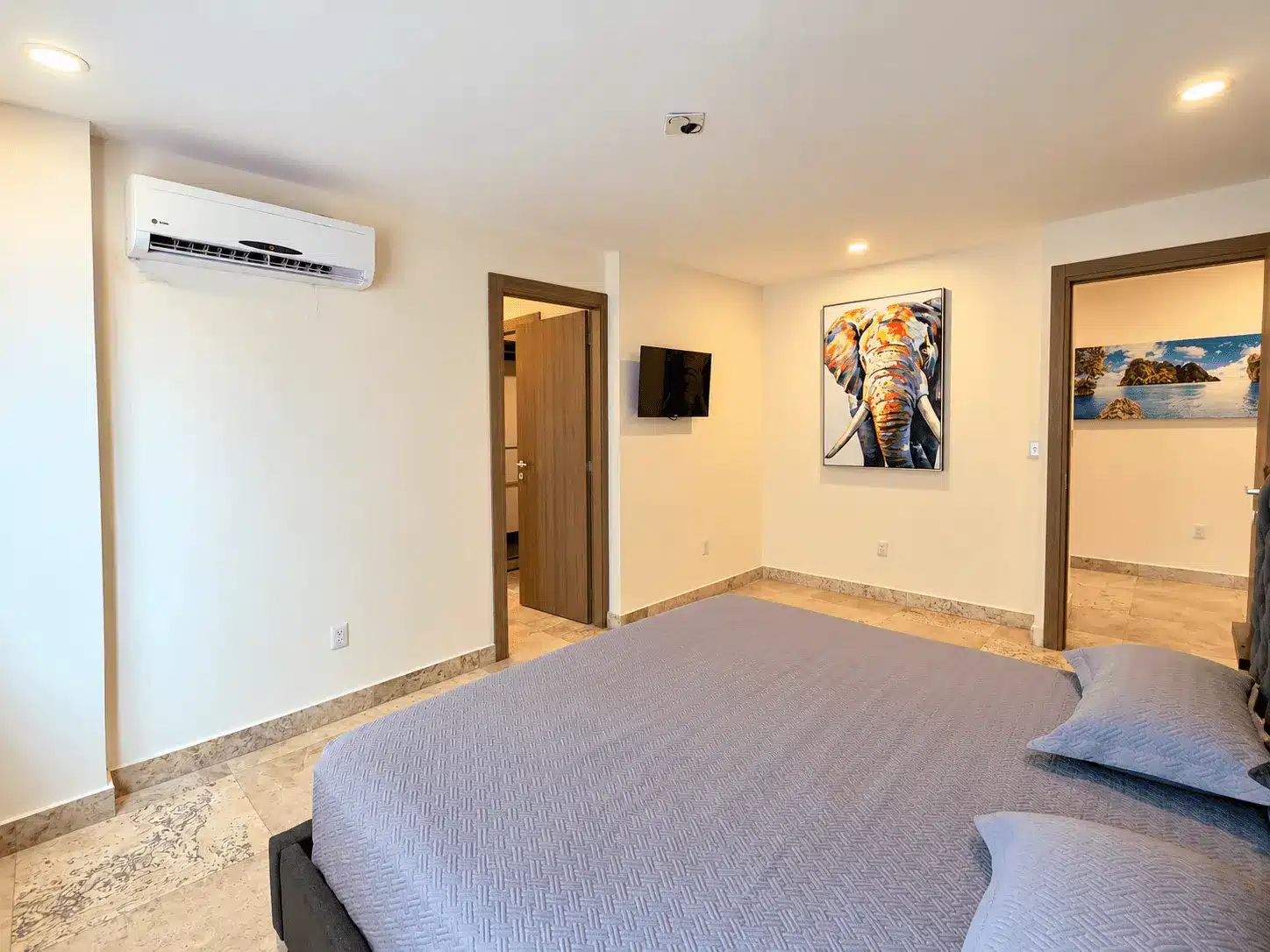 departamento-venta-malecon-central-102-mazatlan-bienes-raices12 Recámara con aire acondicionado y closet, departamento en Torre Central 102 Mazatlán