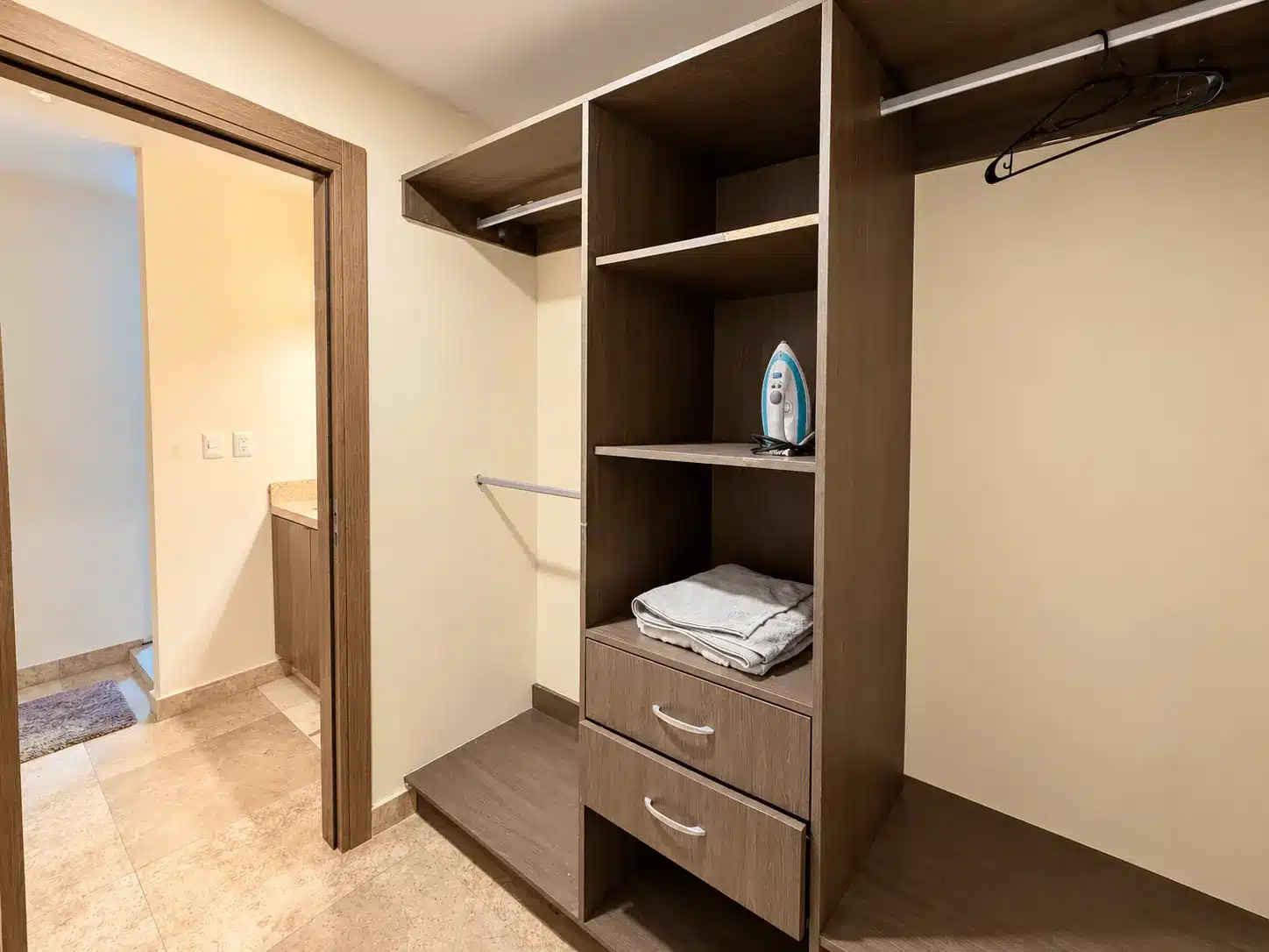departamento-venta-malecon-central-102-mazatlan-bienes-raices17 Closet tipo vestidor con cajones y repisas, departamento en Torre Central 102 Mazatlán