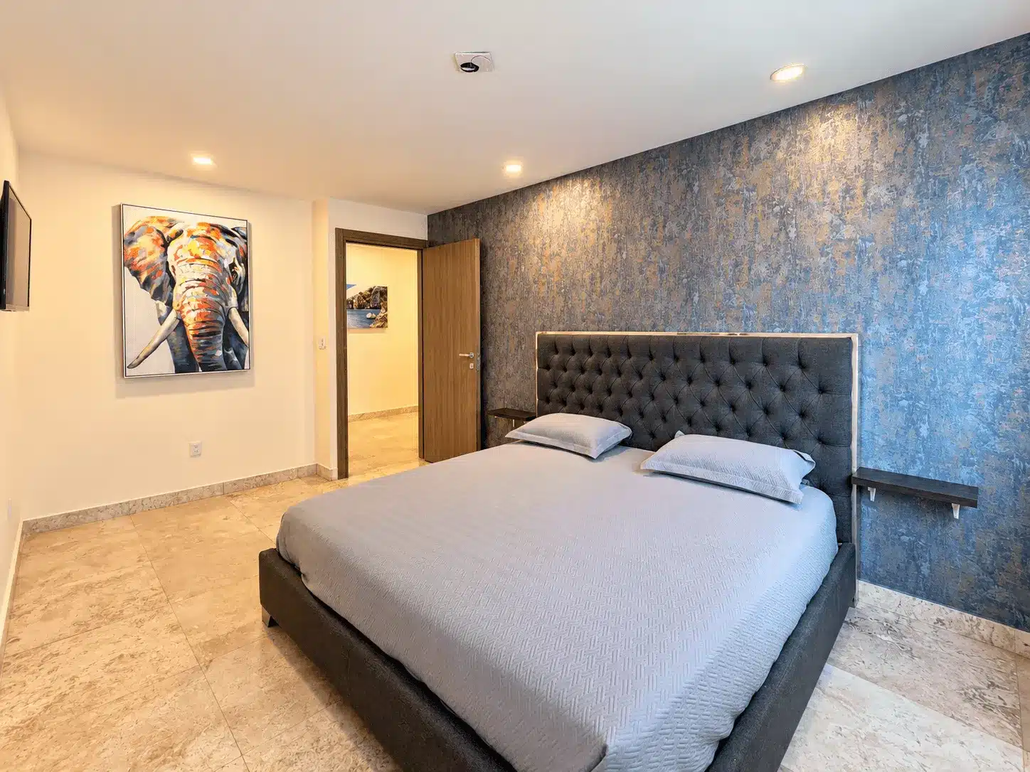 departamento-venta-malecon-central-102-mazatlan-bienes-raices20 Recámara principal con cabecera tapizada, departamento en Torre Central 102 Malecón Mazatlán