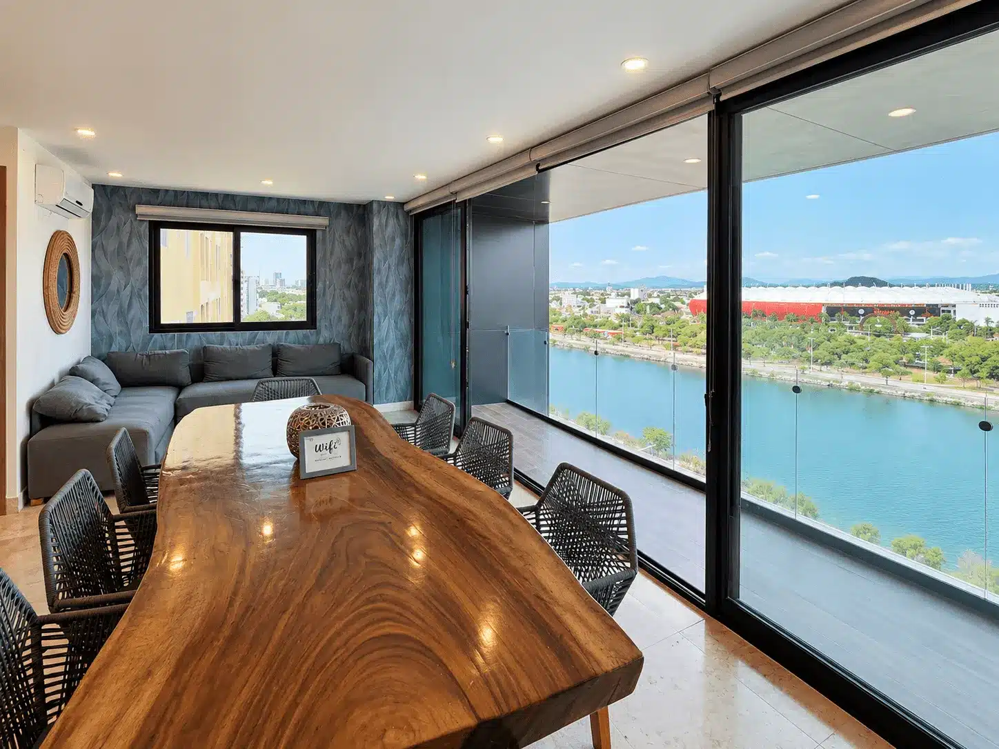 departamento-venta-malecon-central-102-mazatlan-bienes-raices21 Comedor con vista a la laguna y ventanal, departamento amueblado en Malecón Mazatlán