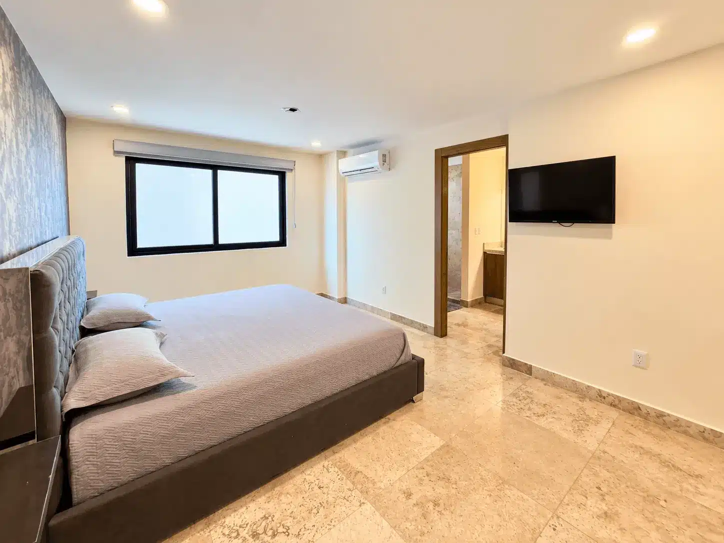 departamento-venta-malecon-central-102-mazatlan-bienes-raices22 Recámara con dos camas y aire acondicionado, departamento en Torre Central 102