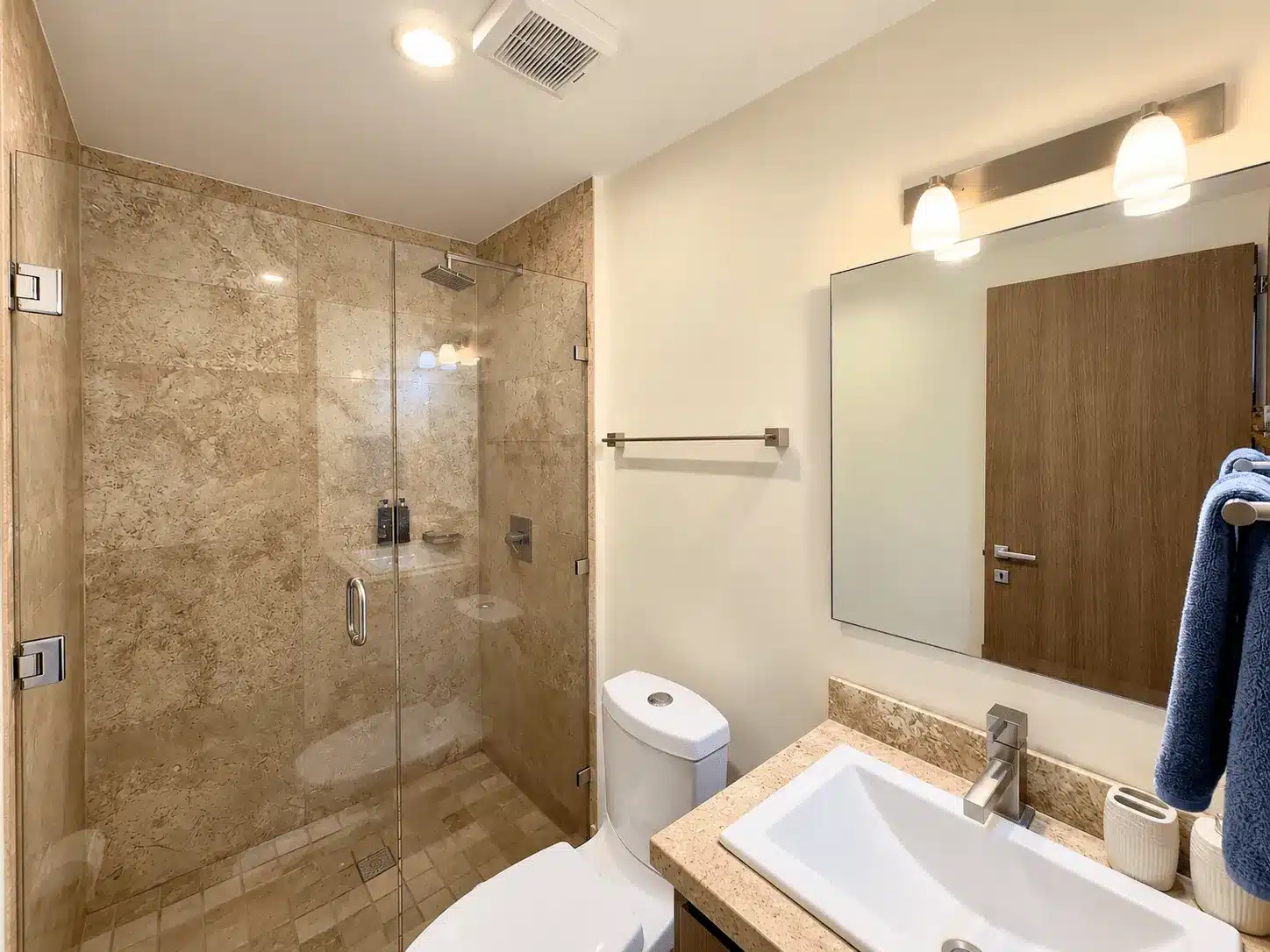 departamento-venta-malecon-central-102-mazatlan-bienes-raices24 Baño con regadera de cristal y acabados en mármol, Torre Central 102 Mazatlán