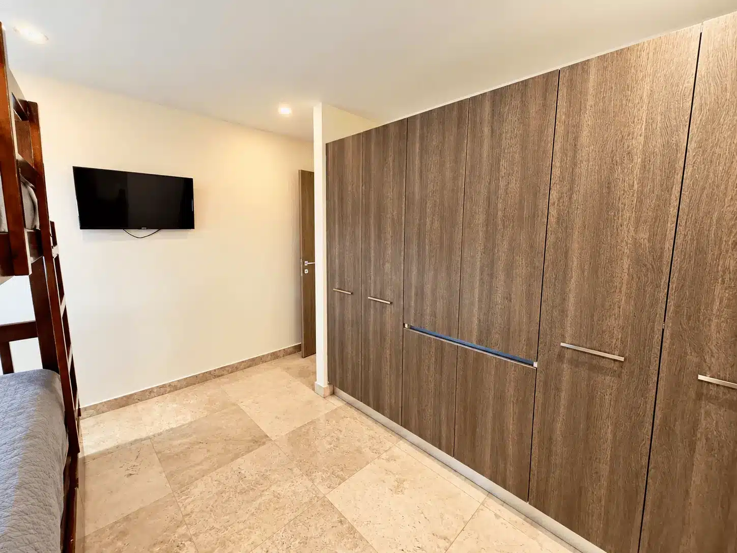 departamento-venta-malecon-central-102-mazatlan-bienes-raices27 Pasillo con closets de madera y televisión, departamento en Torre Central 102 Mazatlán