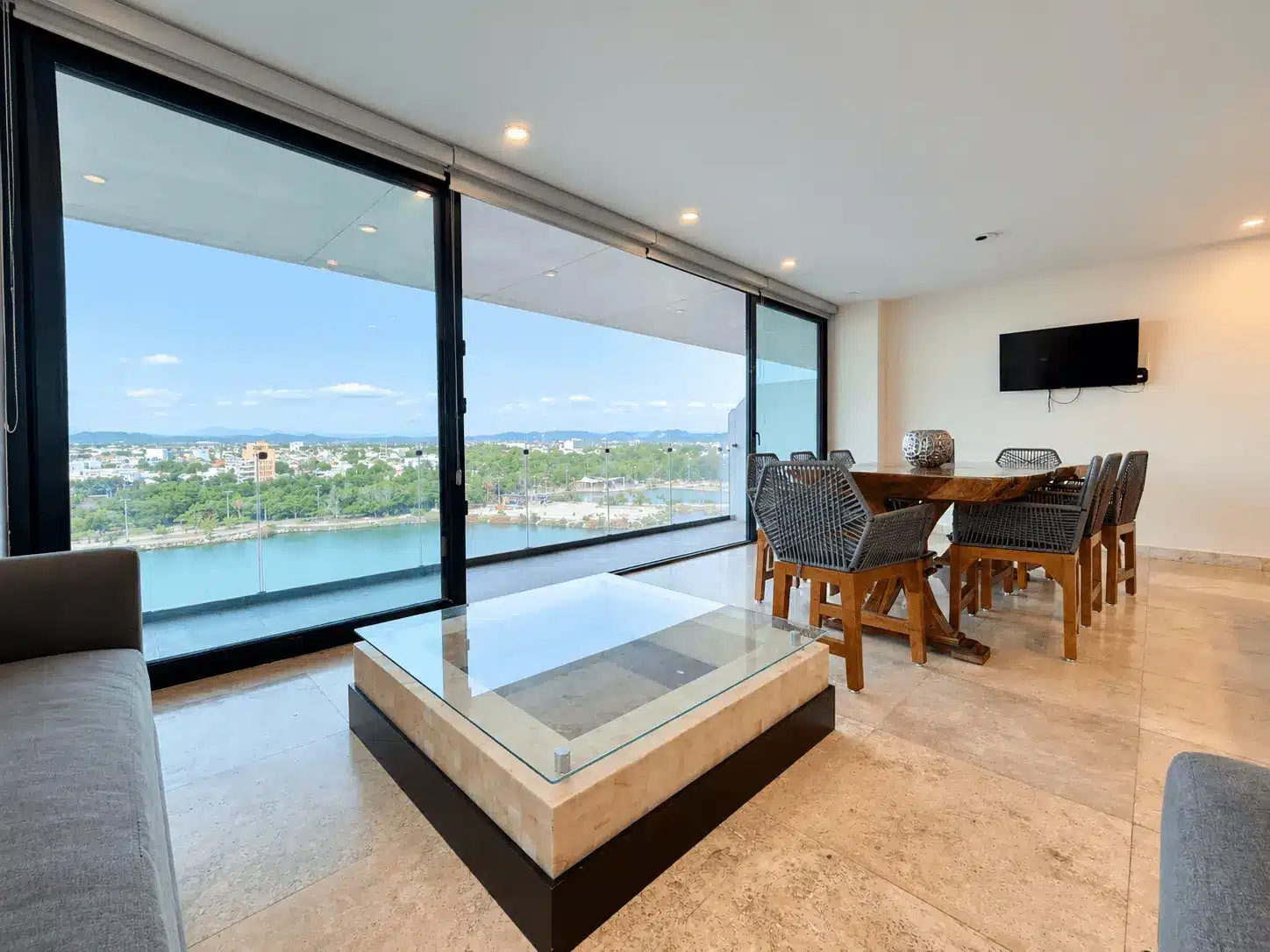 departamento-venta-malecon-central-102-mazatlan-bienes-raices3 Sala y comedor con vista panorámica a la laguna, departamento en Malecón Mazatlán