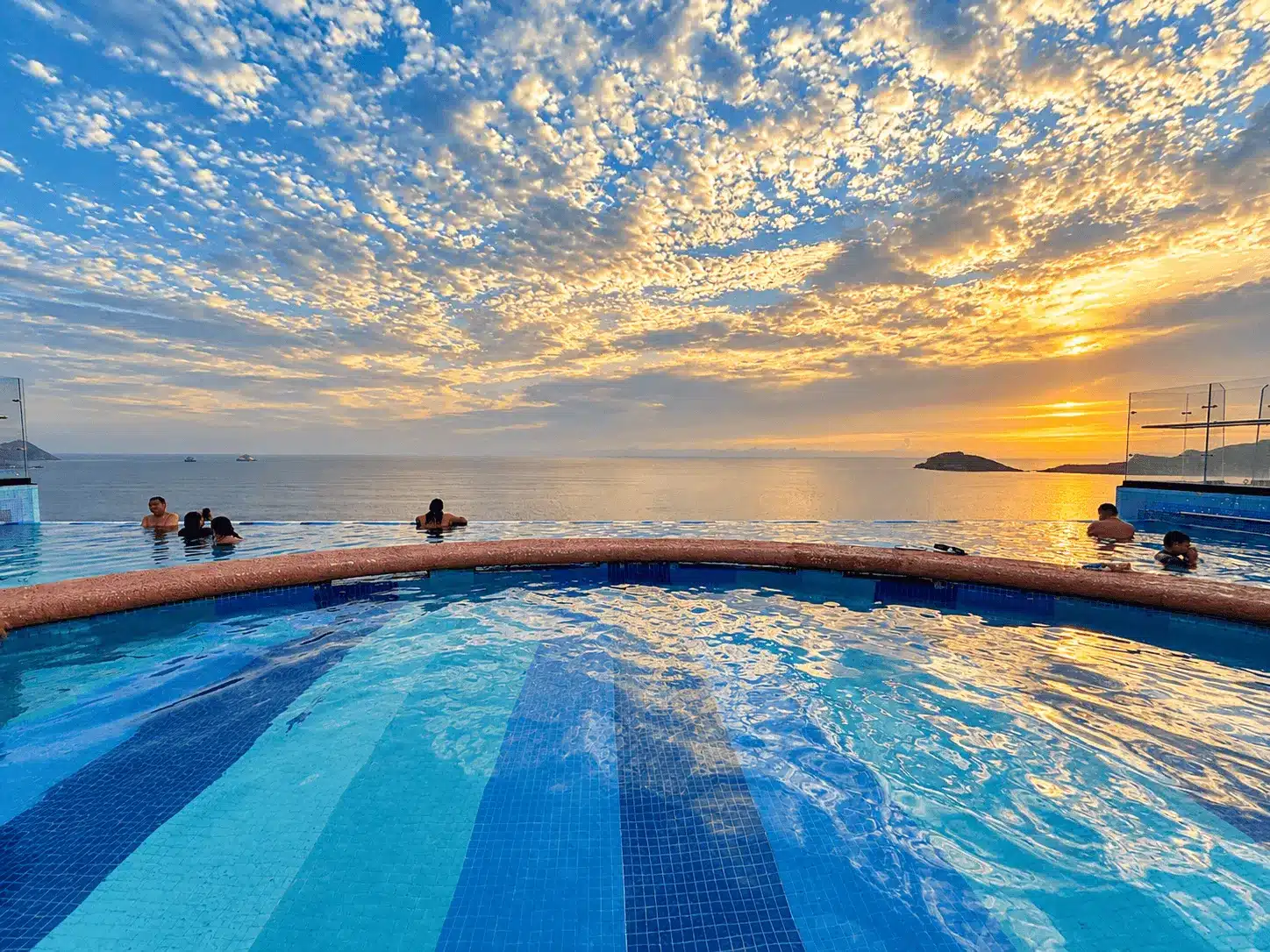 departamento-venta-malecon-central-102-mazatlan-bienes-raices4 Alberca infinity con vista al mar al atardecer, amenidades Torre Central 102 Mazatlán
