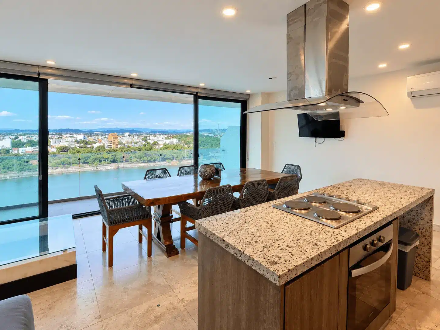 departamento-venta-malecon-central-102-mazatlan-bienes-raices5 Cocina integrada con área de comedor y vista a la ciudad, departamento en venta Malecón Mazatlán
