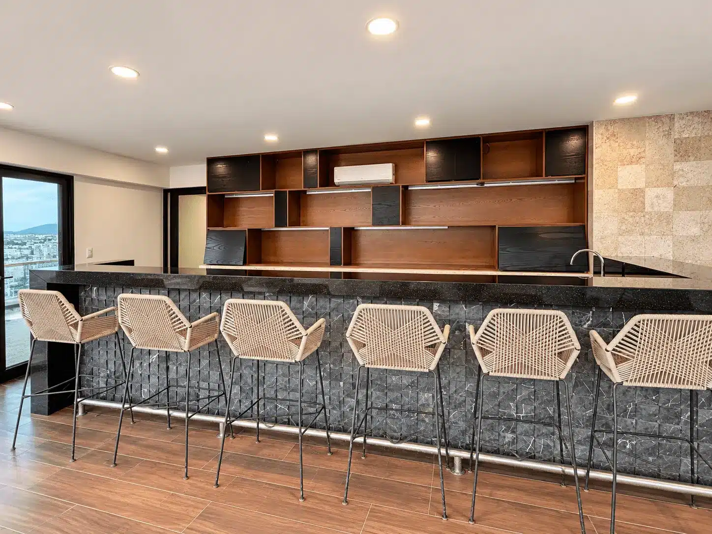 departamento-venta-malecon-central-102-mazatlan-bienes-raices6 Barra de cocina con banca alta, amenidades Torre Central 102