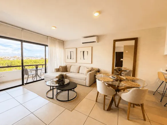 Sala con balcón y vista verde departamento Palmilla Cerritos