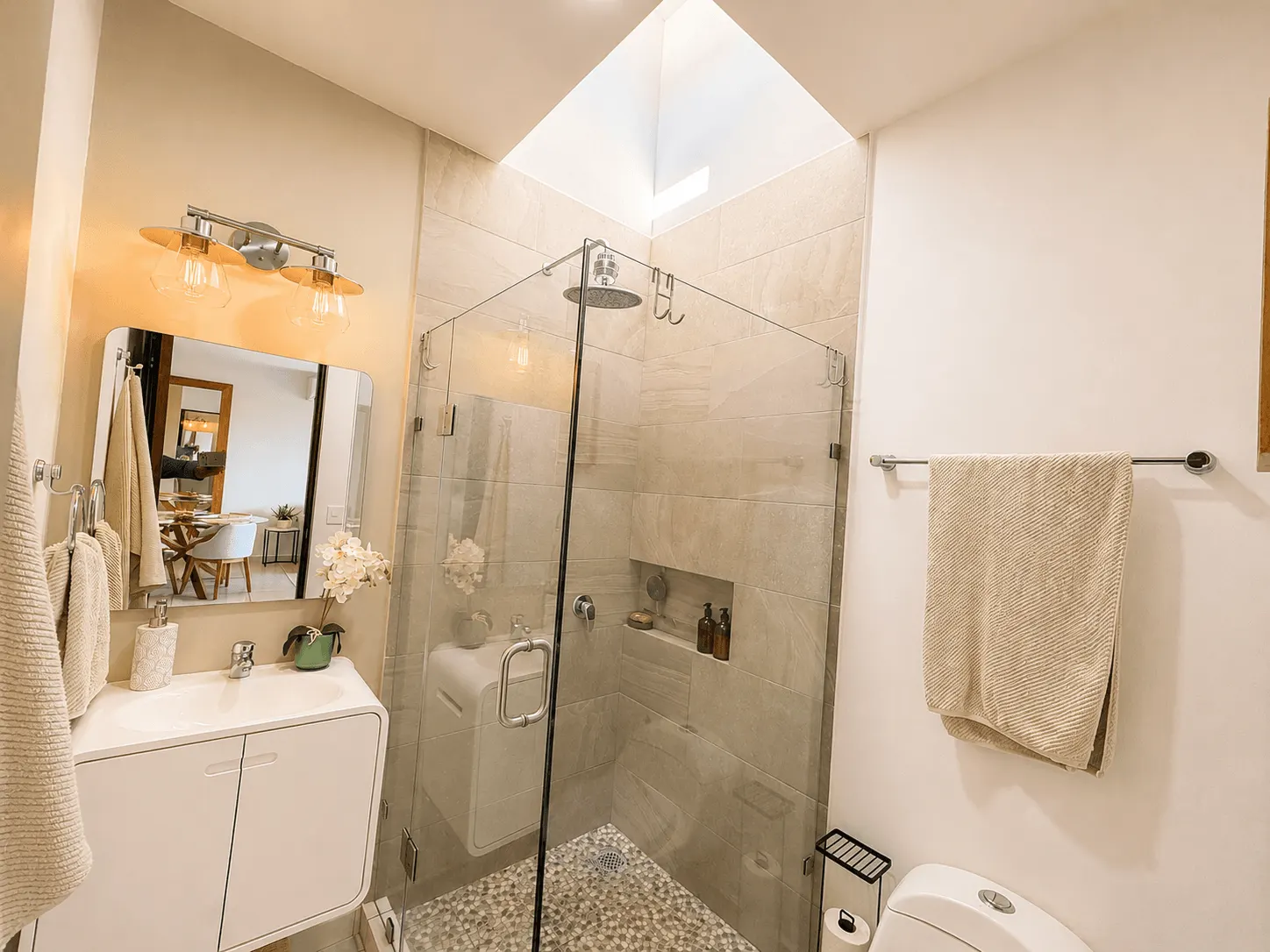 departamento-venta-palmillas-cerritos-luis11 Baño completo con regadera de cristal departamento Cerritos Mazatlán