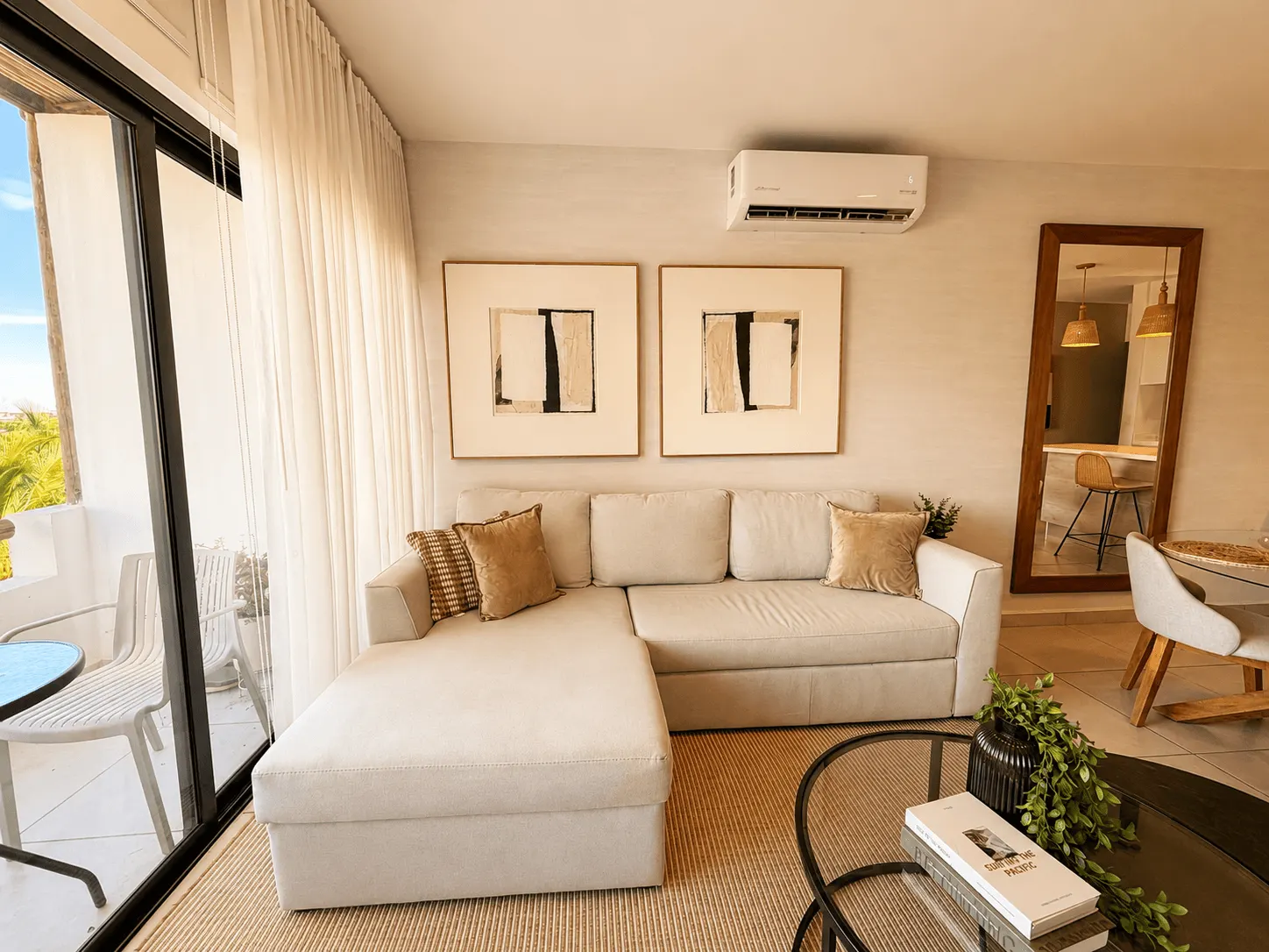 departamento-venta-palmillas-cerritos-luis6 Sala con sofá y balcón departamento Palmilla Residencial Cerritos