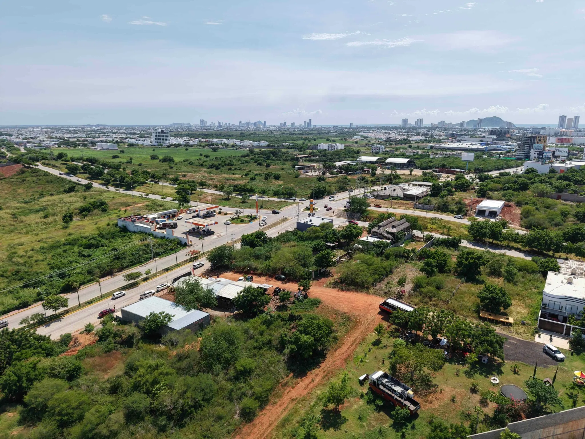 terreno-venta-villa-universidad-galerias-mazatlan-luis1 Vista aérea de la zona norte de Mazatlán cerca del terreno en venta en Marina Universidad