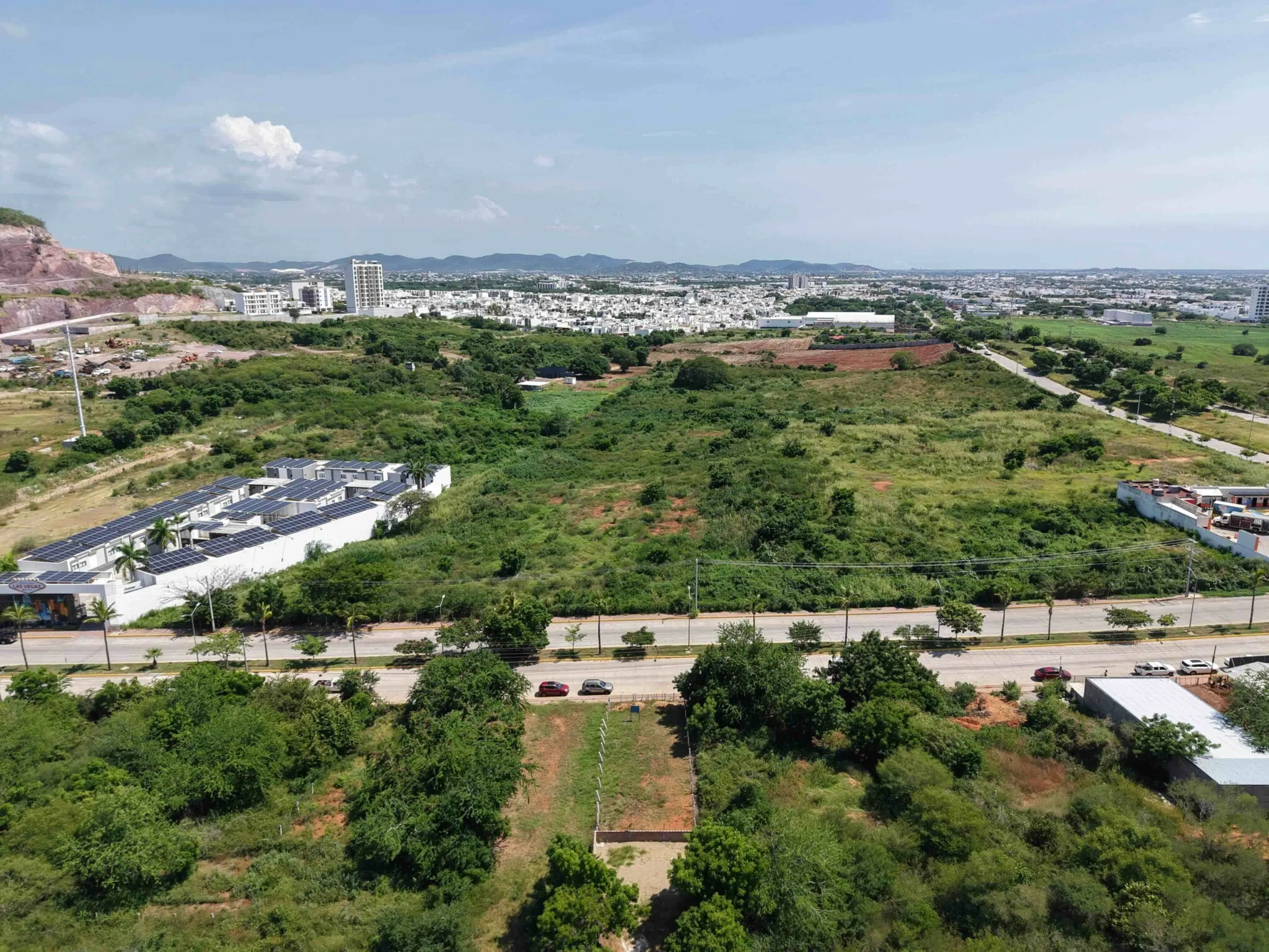 terreno-venta-villa-universidad-galerias-mazatlan-luis6 Vista aérea de terrenos y vialidad en la zona norte de Mazatlán, cerca de Marina Universidad
