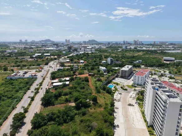 Vista panorámica de Marina Universidad y la zona norte de Mazatlán desde el aire