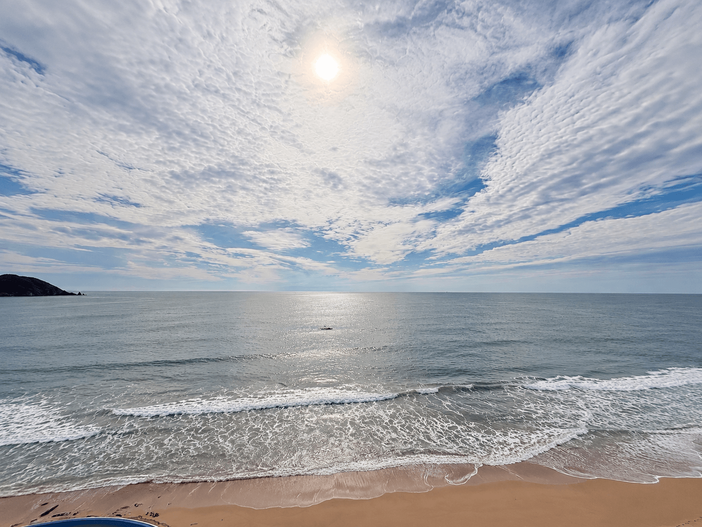 Playa y mar con olas y cielo nublado, a pie de playa desde Park Royal Mazatlán