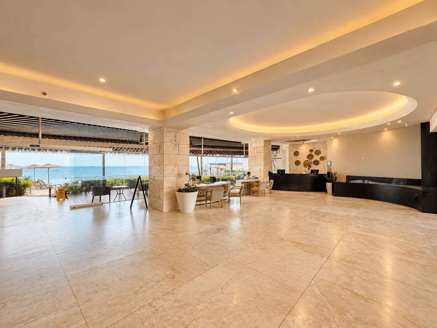 departamento-park-royal-mazatlan-cerritos-vista-al-mar-playa22 Lobby amplio con piso claro, sala de descanso y acceso a la terraza en el edificio Park Royal Mazatlán