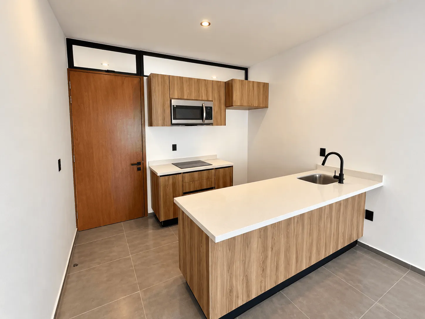 departamento-san-sebastian-palos-prieros-en-venta-mazatlan-malecon-18 Cocina con barra, parrilla y campana en departamento de Torre San Sebastián, Mazatlán